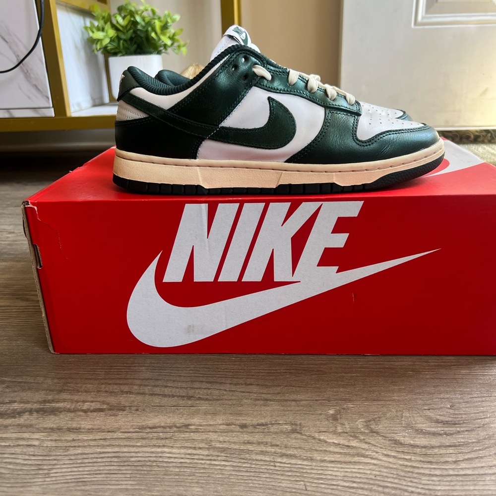 Nike Wmns Dunk Low ‘Vintage Green’